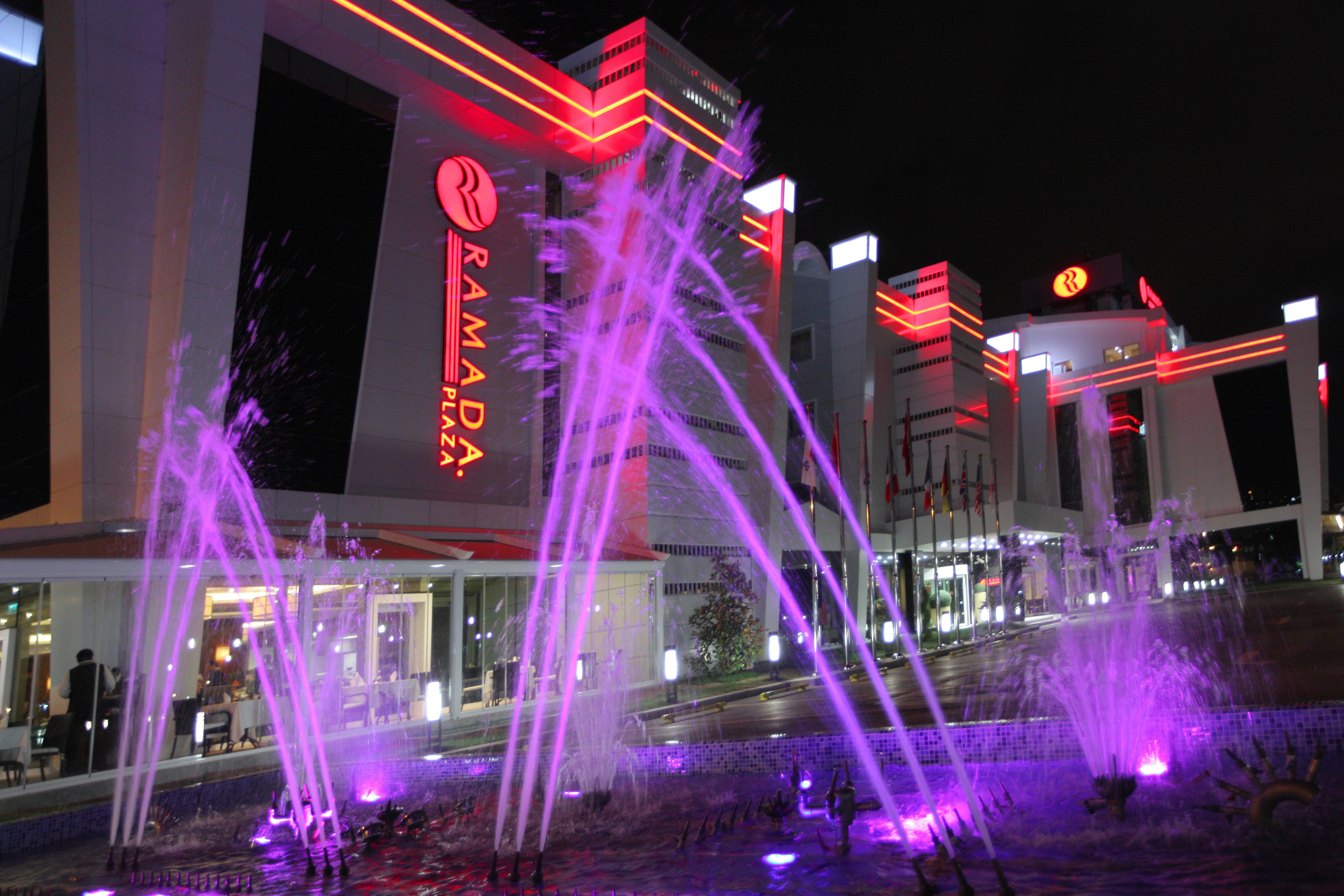 Ramada Plaza By Wyndham Izmit Hotel Kocaeli Exterior photo Fountains at the hotel